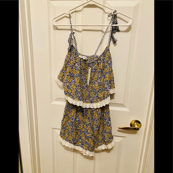 cupcakes and cashmere Andria Floral Romper NWT NEW - Picture 4 of 4